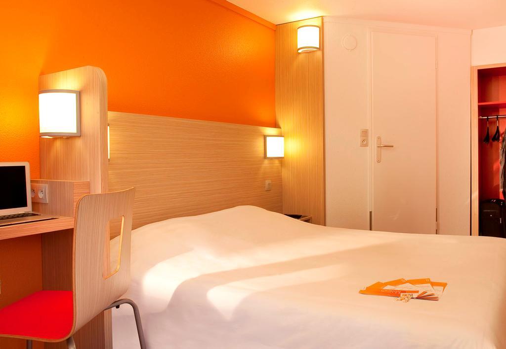 Premiere Classe Valenciennes Ouest Petite Foret Esterno foto